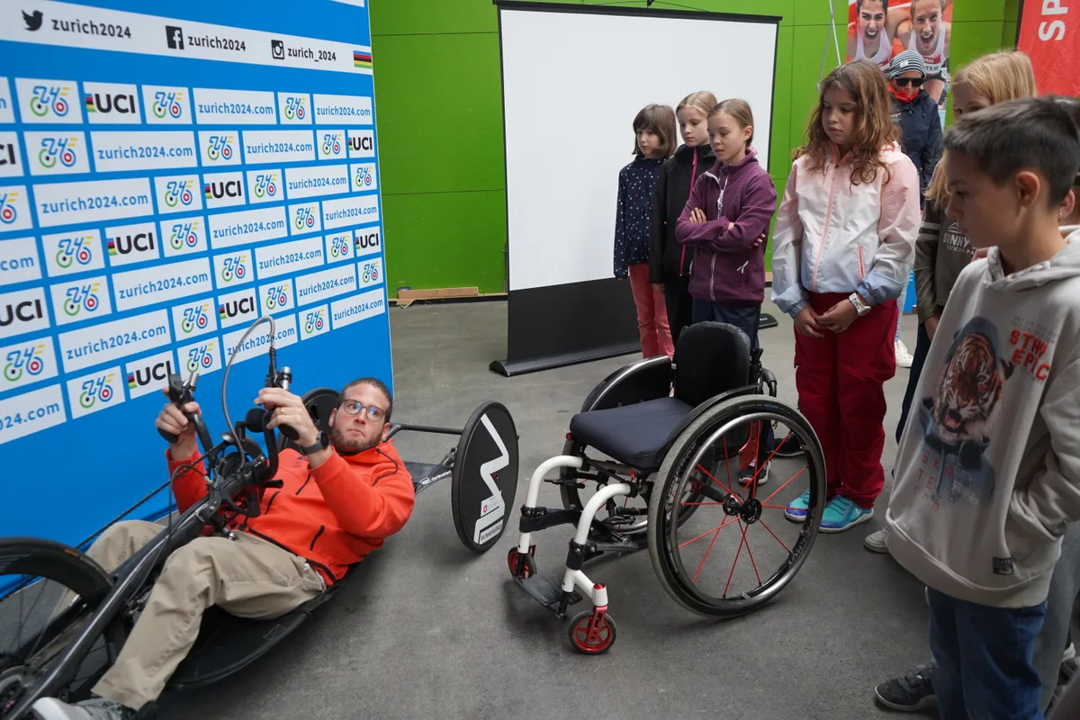 Paralympic-Stars Felix Frohofer und Chantal Cavin sind im Rahmen des Projekts «Stars in der Schule» in Uster, um Kindern Inklusion näherzubringen.
